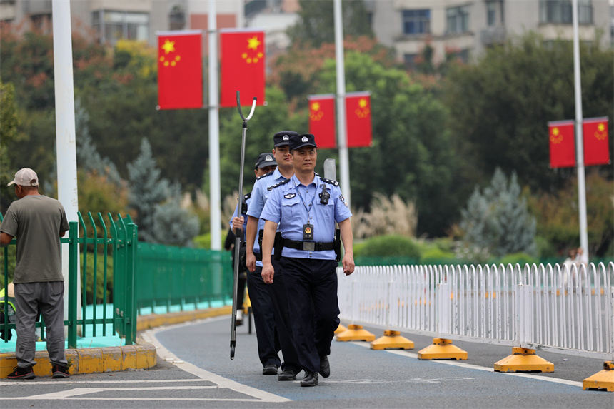 武汉公安启动高等级勤务守护国庆中秋社会平安