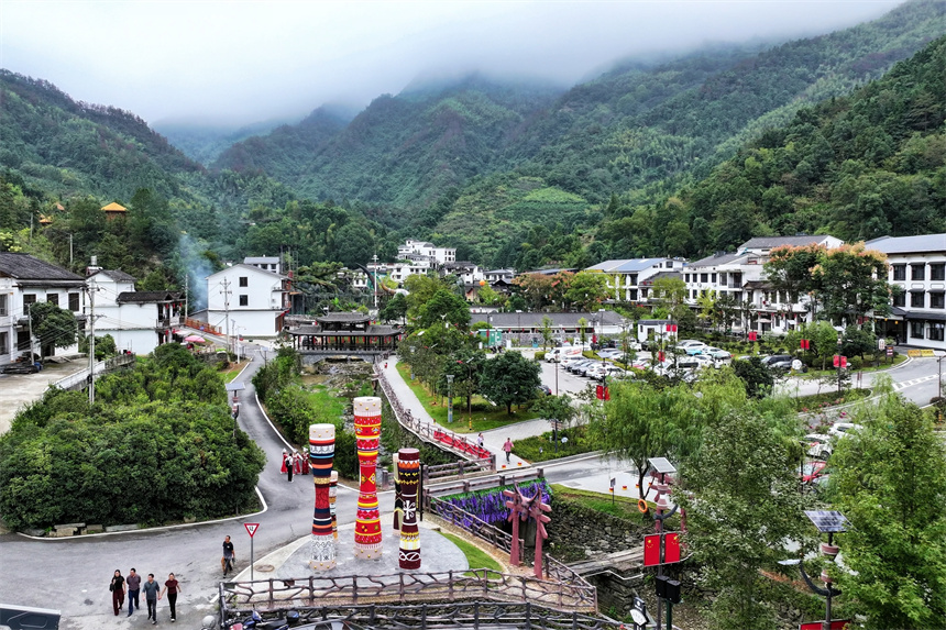 湖北通城千年古瑶村焕新升级 日赏非遗夜品烟火