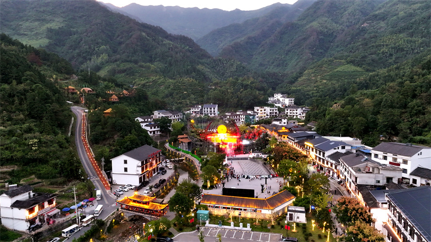 湖北通城千年古瑶村焕新升级 日赏非遗夜品烟火