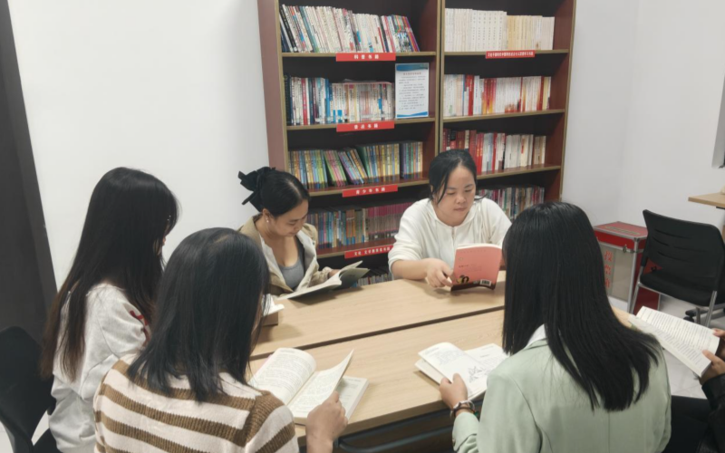 嘉鱼县鱼岳镇梁家山社区居民们围坐共读《论语》。梁宣摄