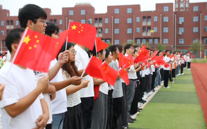 师生观看升旗仪式。