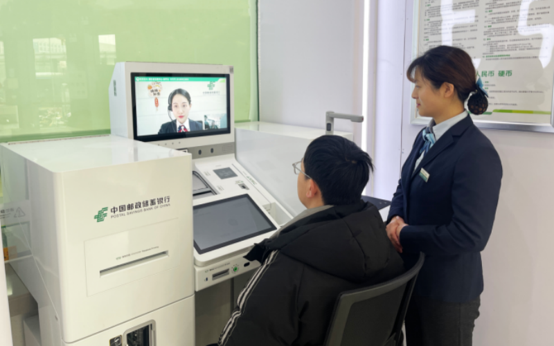 客戶在郵儲銀行武漢市分行營業部體驗雲櫃服務。