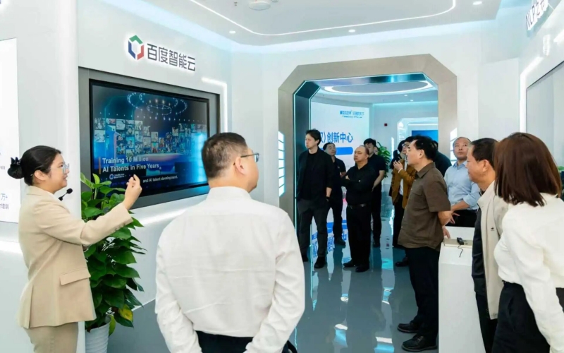 與會嘉賓參觀百度雲千帆大模型（武漢）創新中心。