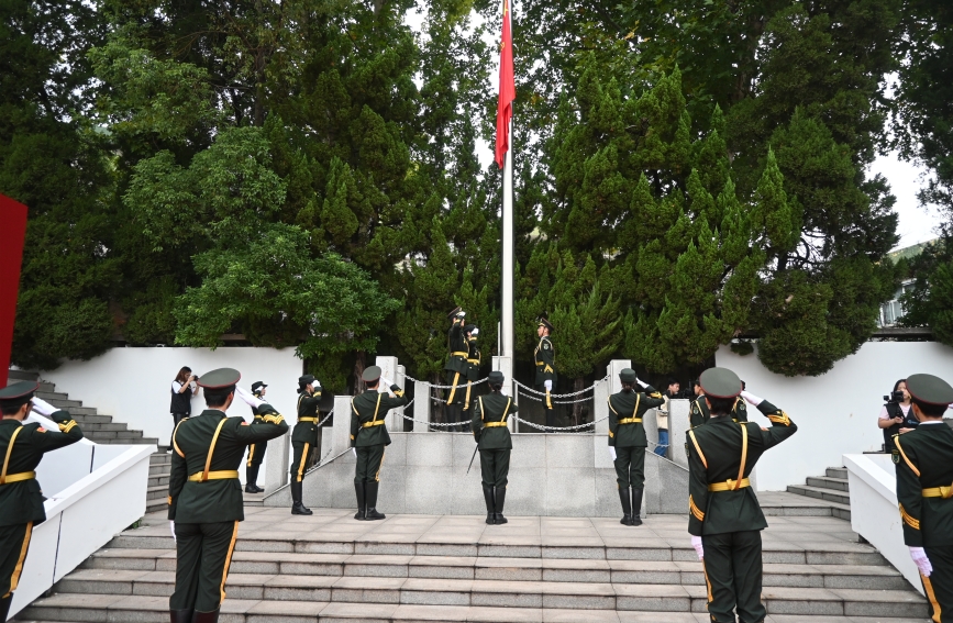 向国旗敬礼。学校供图