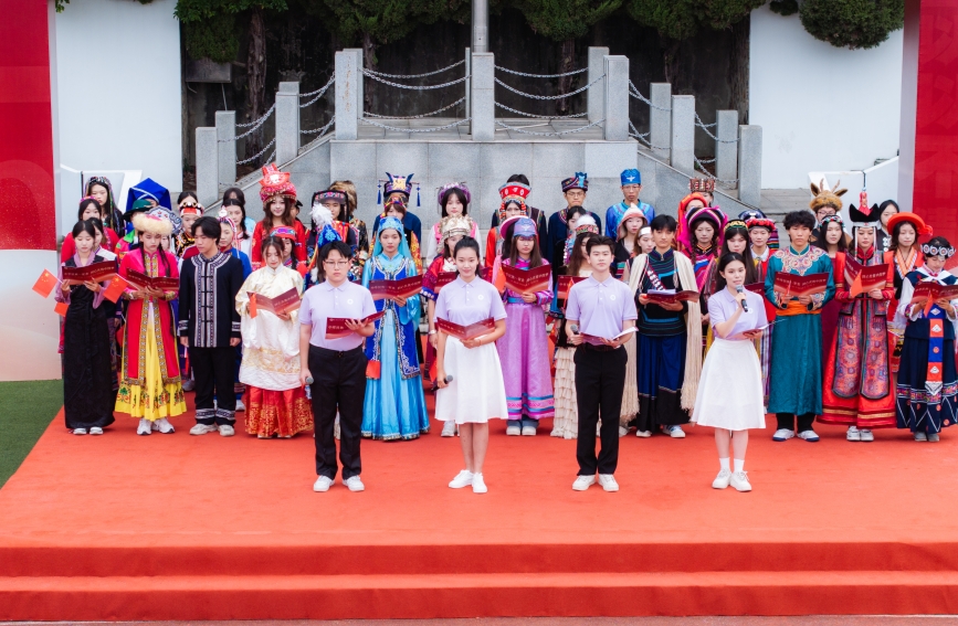 56个民族的学生代表朗诵《致祖国》。学校供图