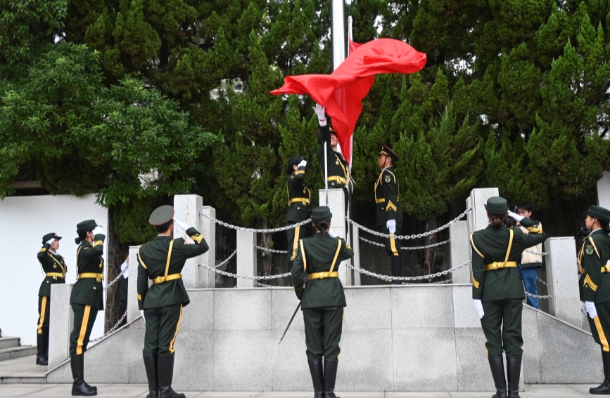 升國旗。學校供圖