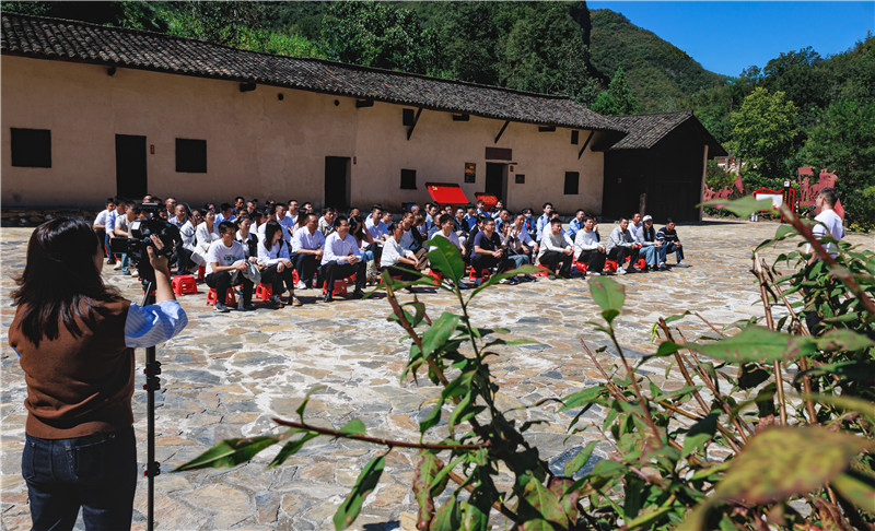 “红声嘹亮”宣讲员在宣讲郧西红色故事。 邹景根摄