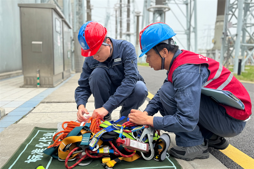 特高壓武漢換流變電站檢修人員汪哲和陳嚴成在檢查工器具。