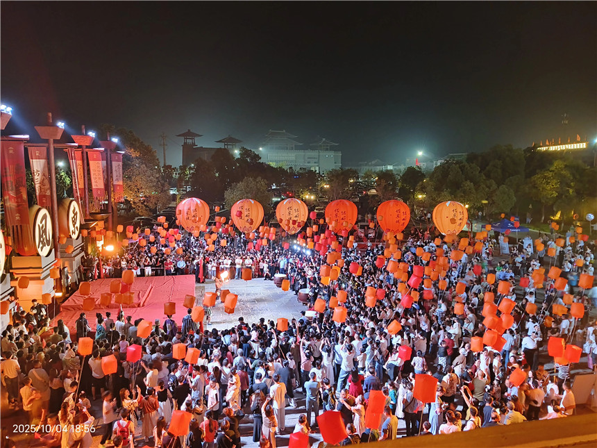 三國赤壁古戰場東風街 游客參與祈願儀式。三國赤壁古戰場景區供圖