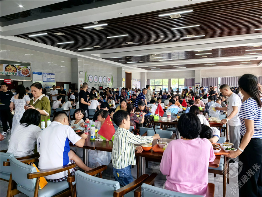长假期间赤壁市政府机关食堂对外开放。赤壁市融媒体中心供图