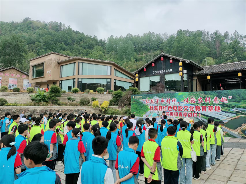 竹溪县学校在肖家边村开展研学活动。师立林摄