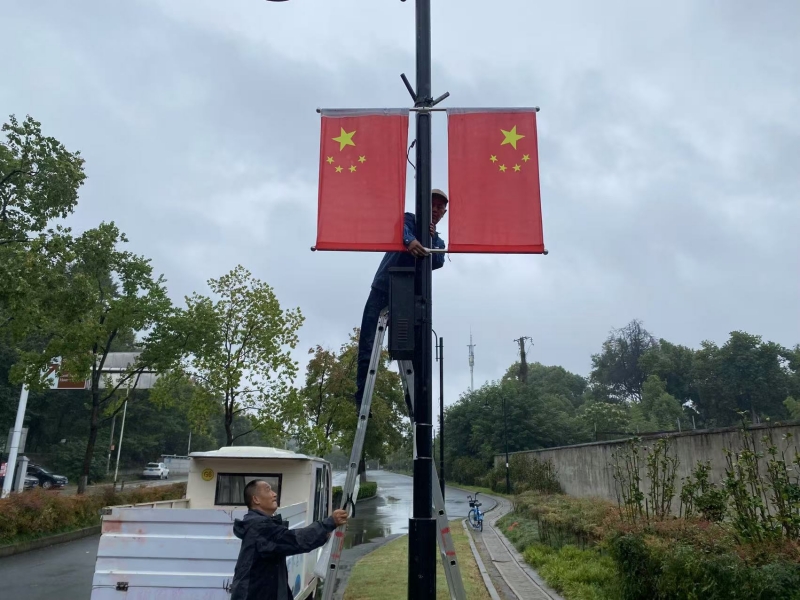 東湖綠道二期沿線雙節裝飾。