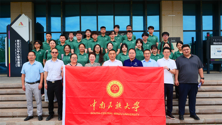 边疆共建服务团同学在阿拉山口市合影。学校供图