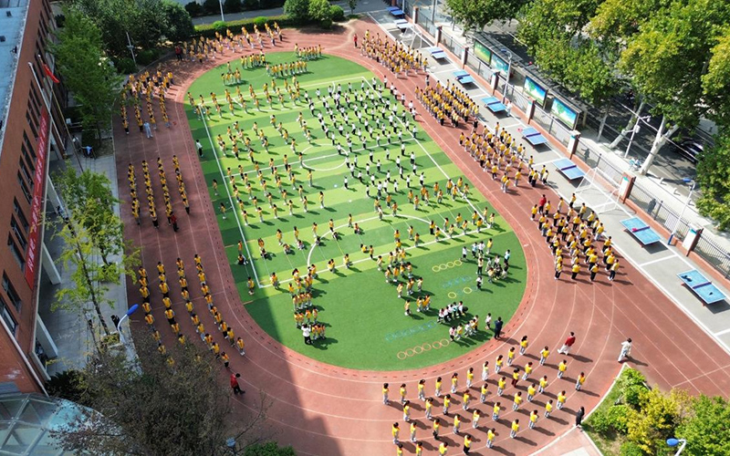 山鷹小學操場上正在進行大課間比賽。蘇西鳳攝