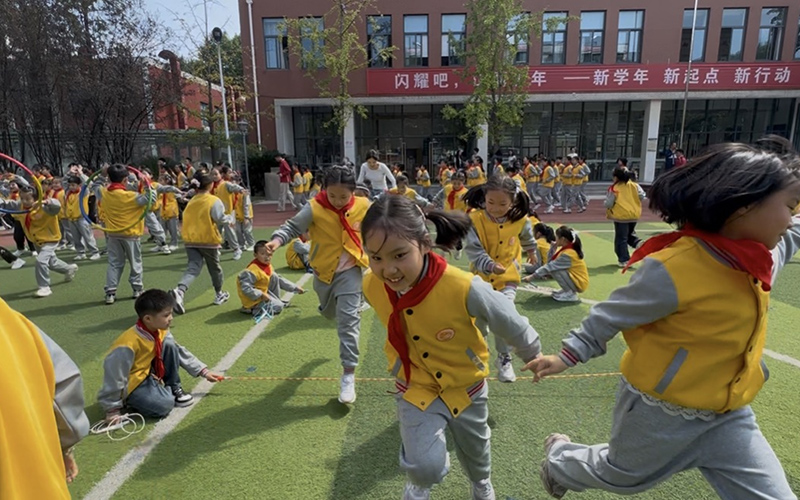 學校操場上,孩子們正在參加大課間活動。蘇西鳳攝