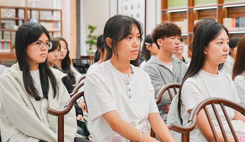 学生认真听讲解。刘皓辰摄