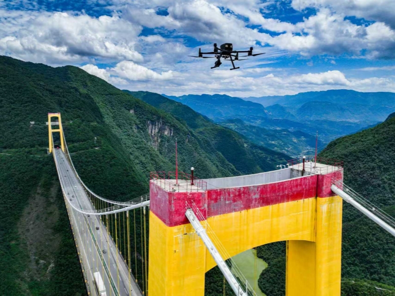 加快布局低空经济产业，运用“桥梁无人机智能检测系统”对主塔进行病害检测。吴迪摄