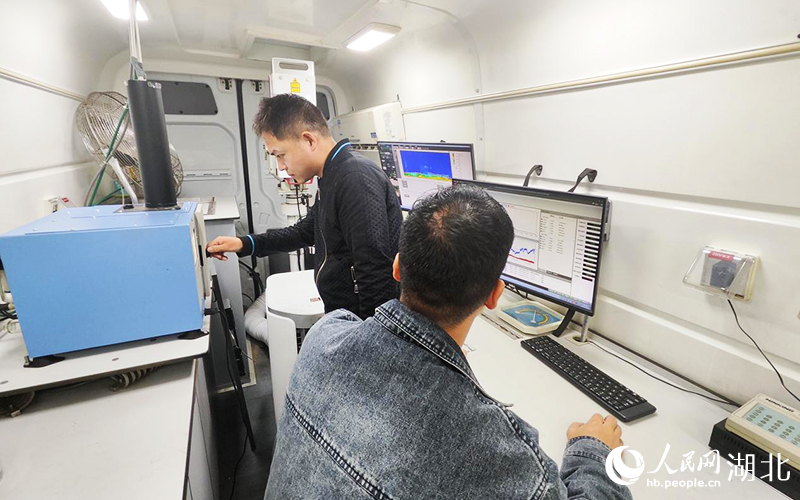 走航监测车内，工作人员正在分析监测数据。人民网记者 王郭骥摄