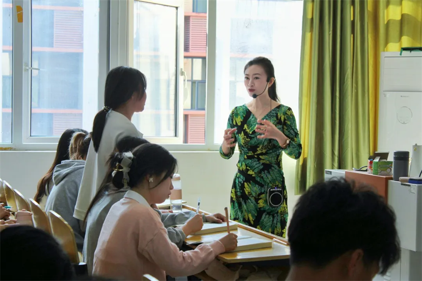 毛蓉指導學生的工作日常