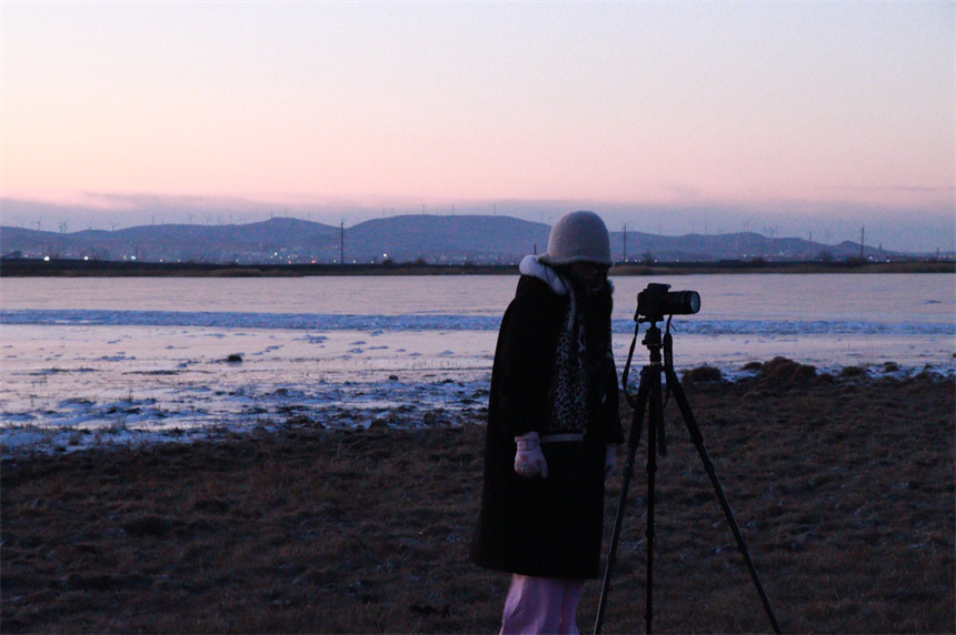 團隊成員在嚴寒天氣中拍攝