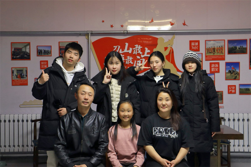 微紀錄片《缰》拍攝團隊與朵朵合影