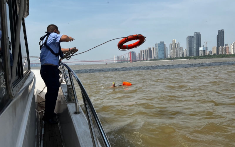 民警江中救援落水群众。