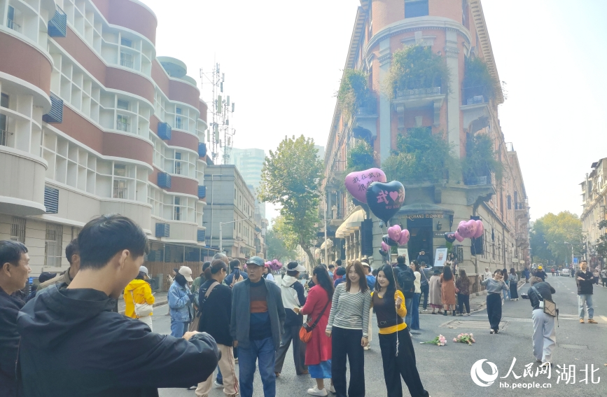 游客在巴公房子前打卡拍照。人民网记者 王郭骥摄