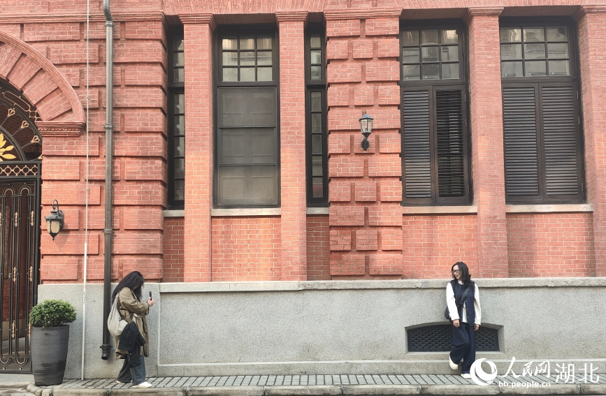 游客在巴公房子前打卡拍照。人民网记者 王郭骥摄