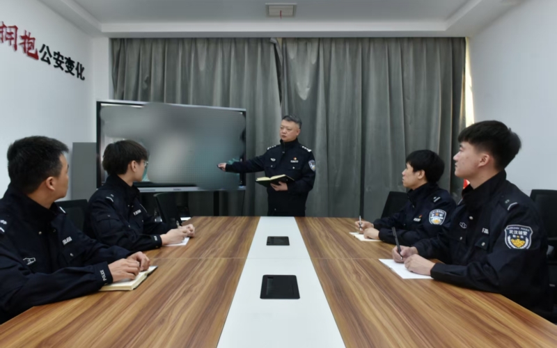 成浩带领年轻民警开展案件复盘。