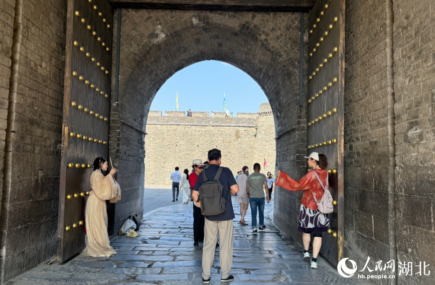 游客在城門處拍照打卡。人民網記者 王郭驥攝
