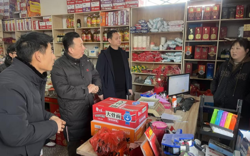 红安县局领导走访市场一线调研。张琳摄