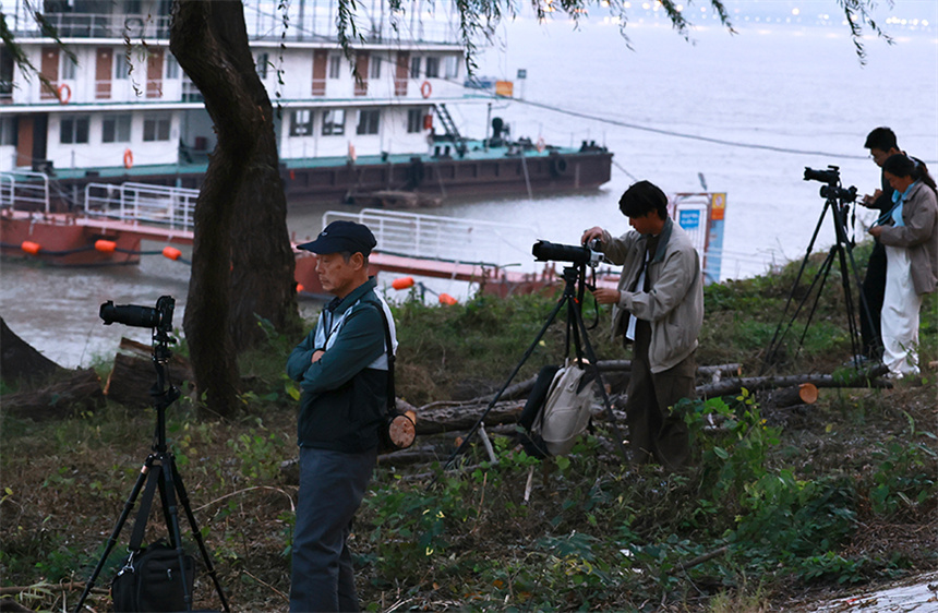 天文爱好者们早早聚集在汉阳江滩边。彭昀迪摄