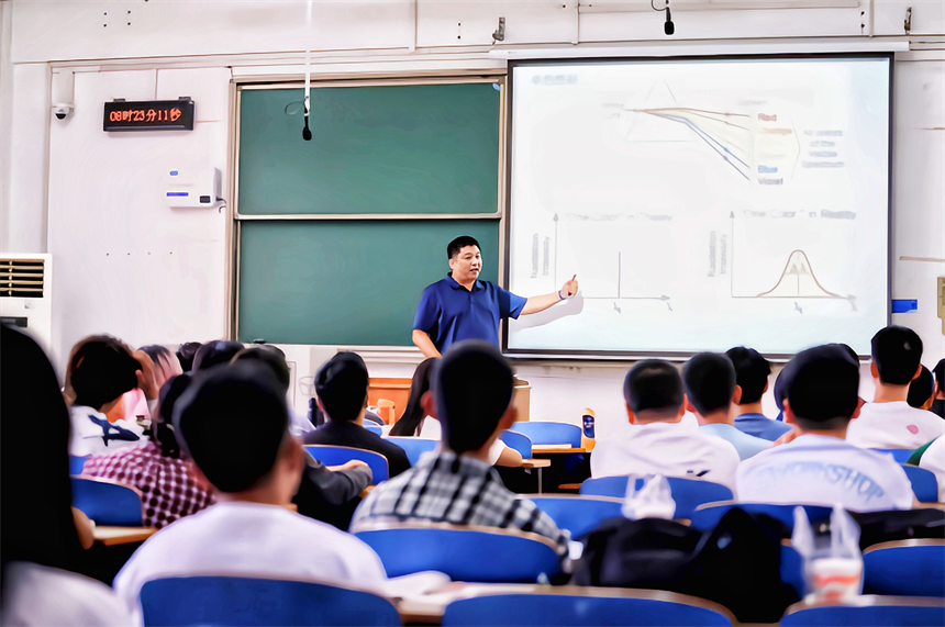 《激光原理与技术》课堂。学校供图