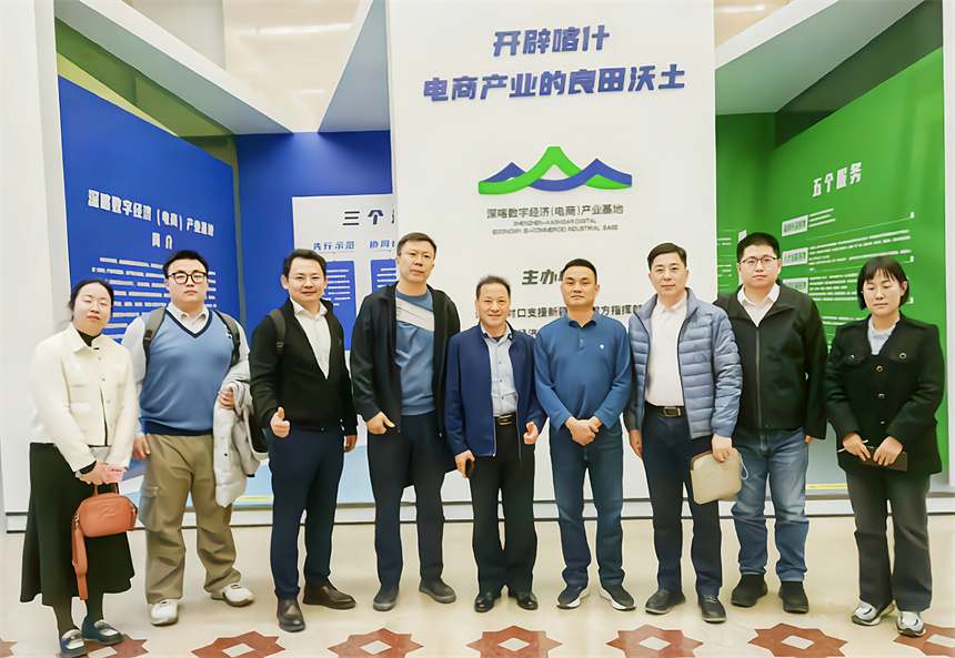 电信学院（机器人学院）教师前往喀什调研交流。学校供图