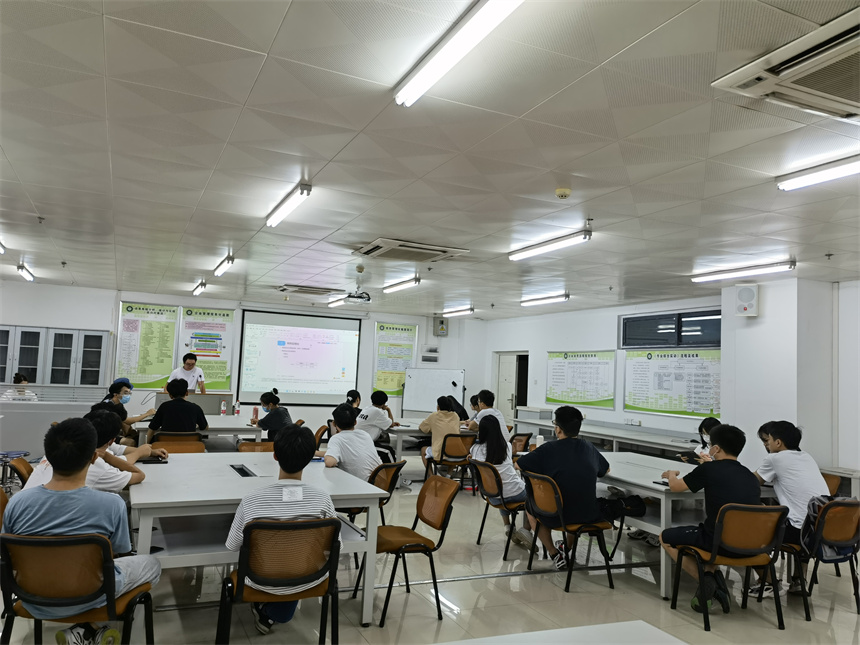 华为工程师线下授课。学校供图