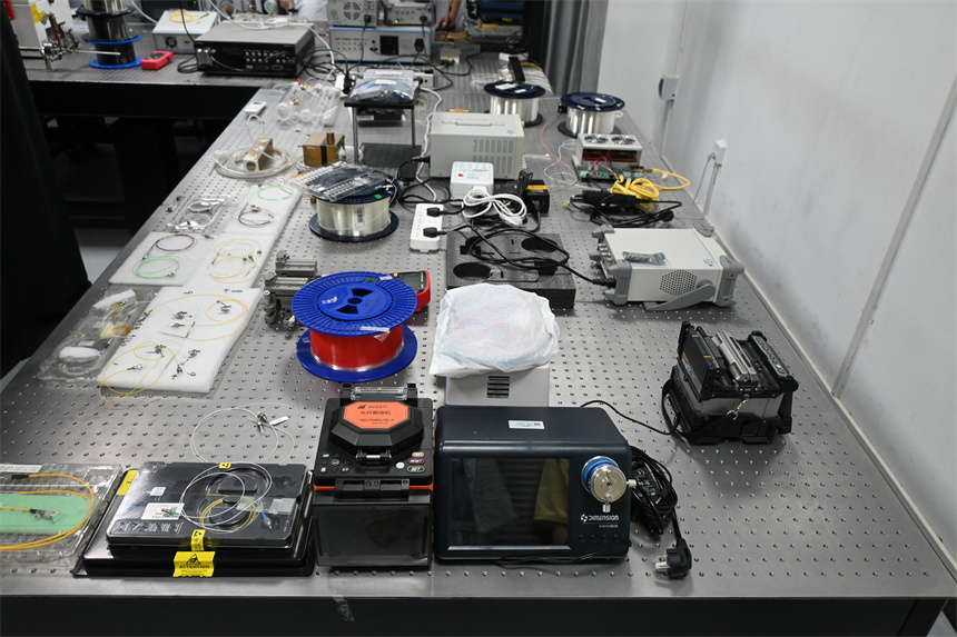 实验室仪器及成品。学校供图