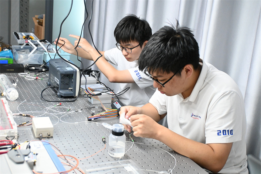 学生们认真做实验。学校供图