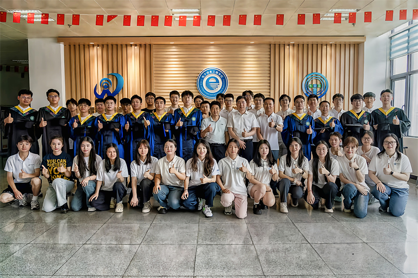 智光实验室合影。学校供图