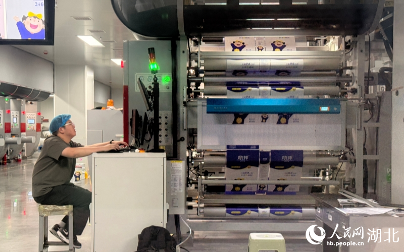 银广新材料生产车间。人民网记者 张隽摄