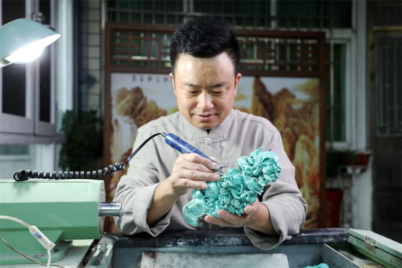 工匠正在雕刻绿松石工艺品。竹山县融媒体中心供图