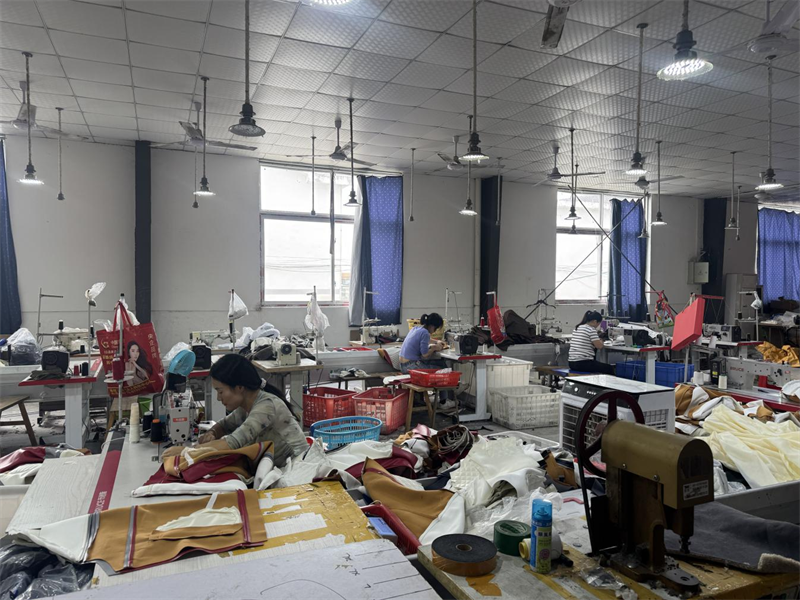 石牛村女工在扶贫制衣车间工作。伍碧摄