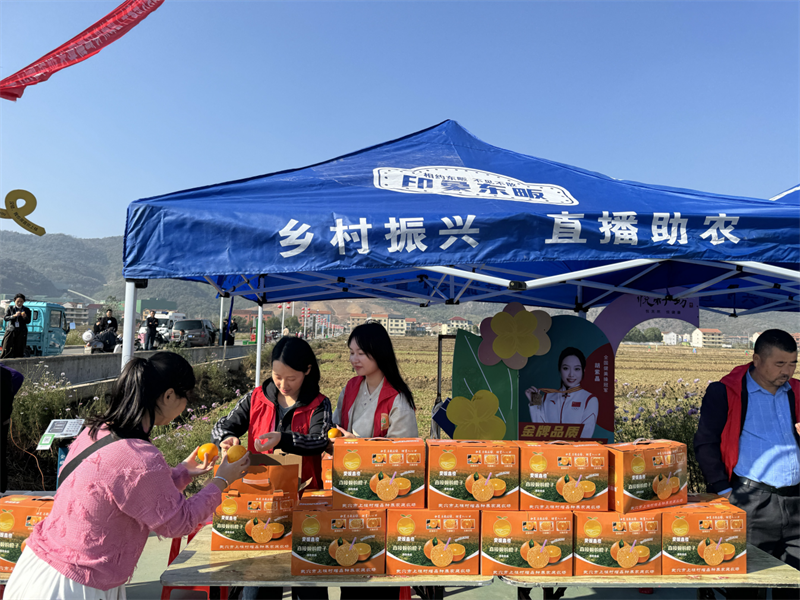 助力零售户开展农产品直播带货。冯难英摄