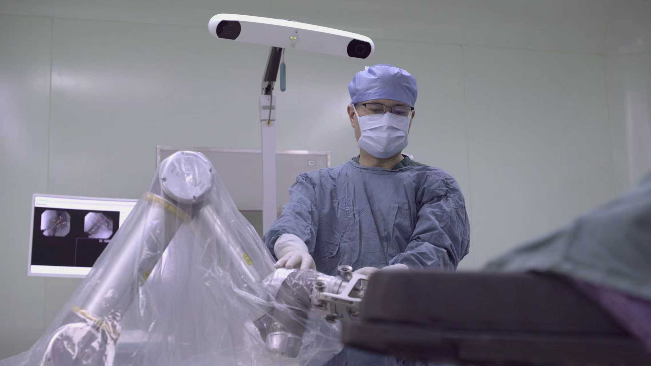 陈明在骨科机器人的辅助下进行手术。受访者供图