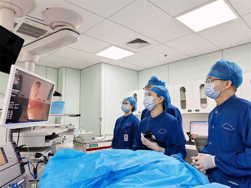 武汉市中心医院消化内科张姮医生在“内镜精灵”的辅助下为患者检查。受访者供图