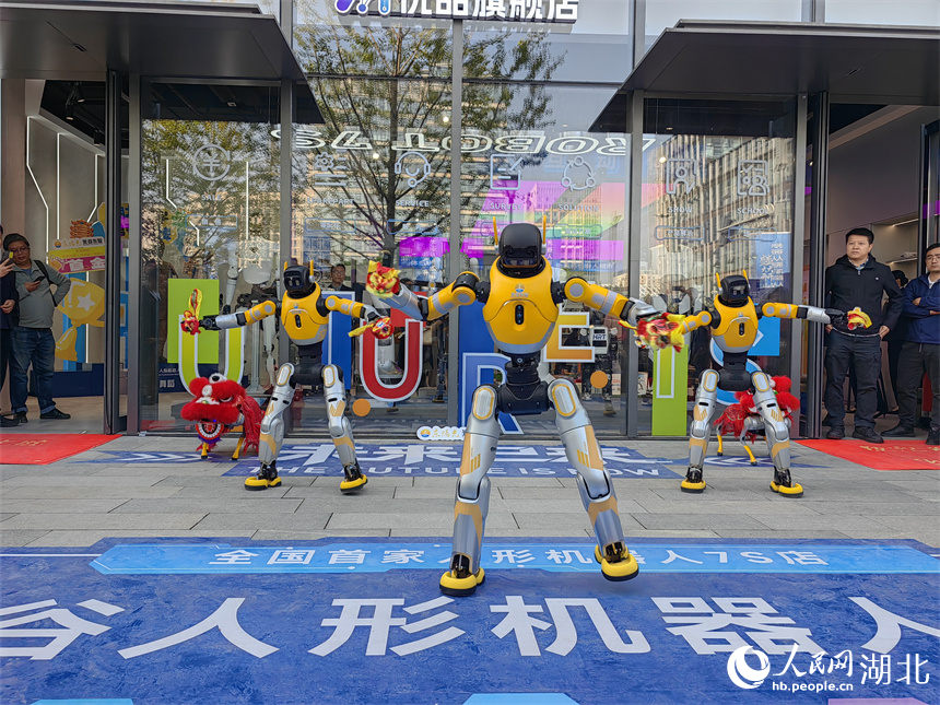 鄂产机器人和机器狗表演舞蹈。人民网记者 郭婷婷摄