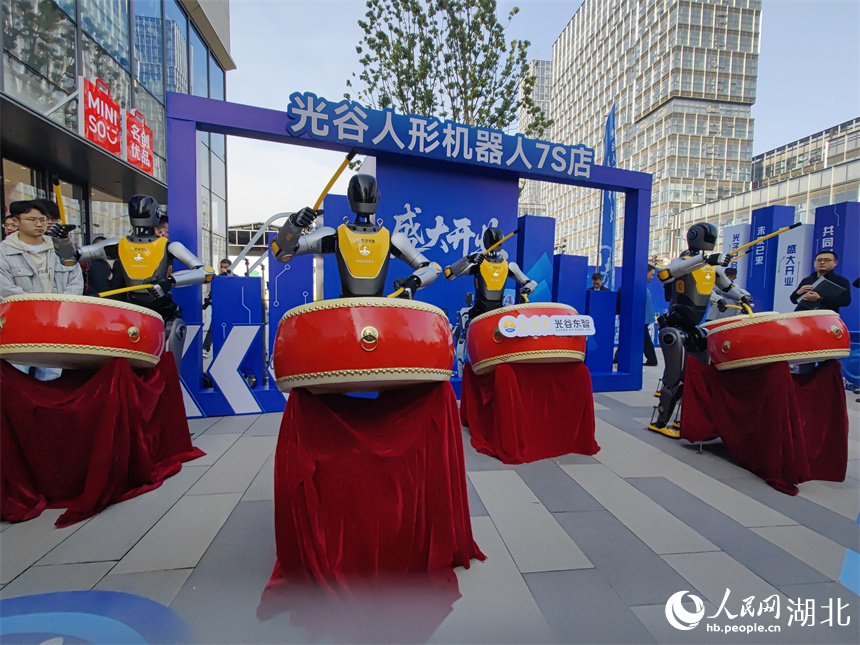 鄂产机器人表演打鼓。人民网记者 郭婷婷摄