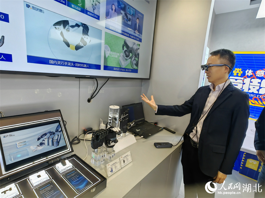 鄂研鄂产的柔性电子皮肤，装备超过6000套人形机器人灵巧手。人民网记者 郭婷婷摄