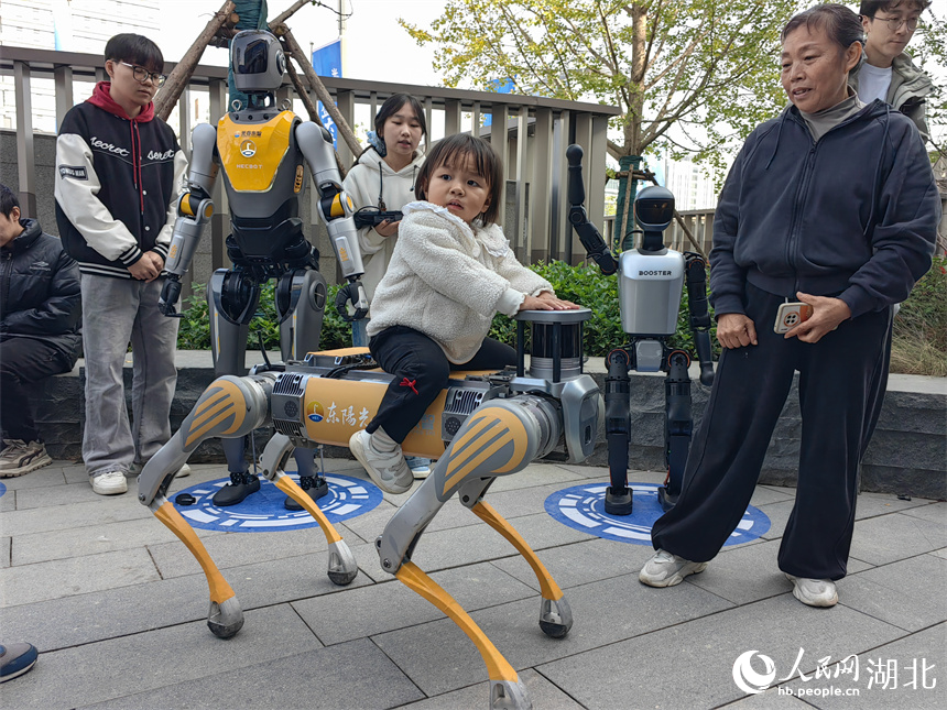 小朋友体验机器狗。人民网记者 郭婷婷摄