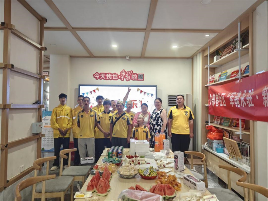 社区为新就业群体过集体生日
