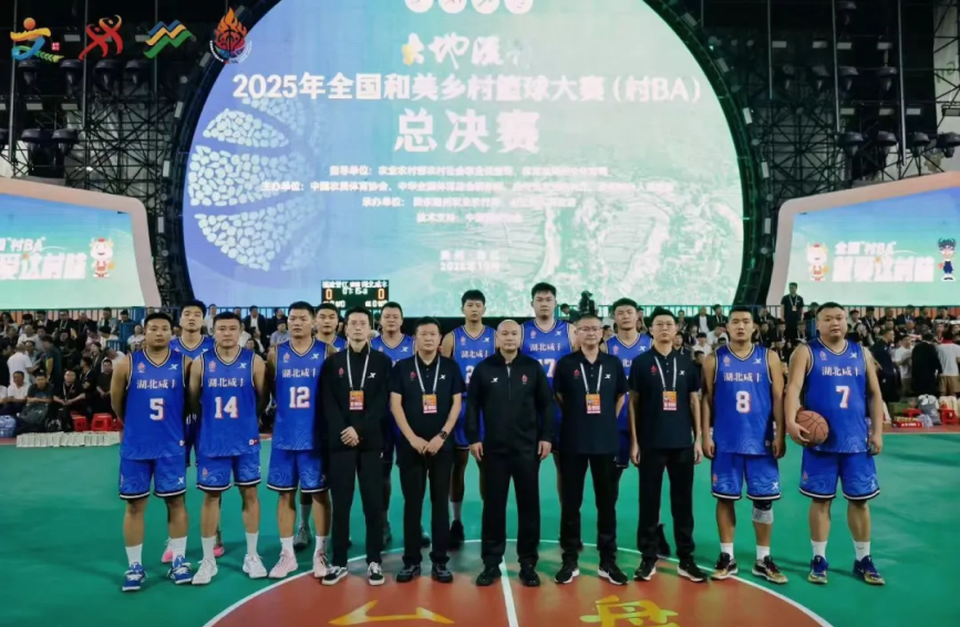 师生参加全国村BA总决赛（左一、左二）。